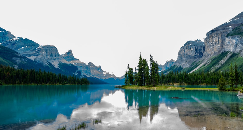 Photographie historique de plan d’eau et de montagnes