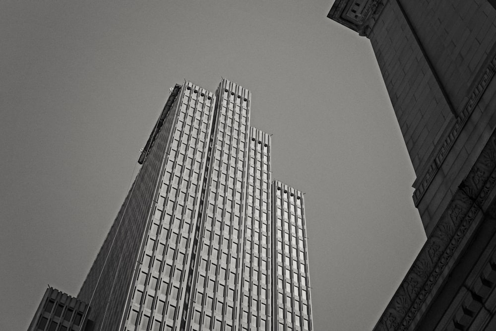 Foto en escala de grises de un edificio de hormigón