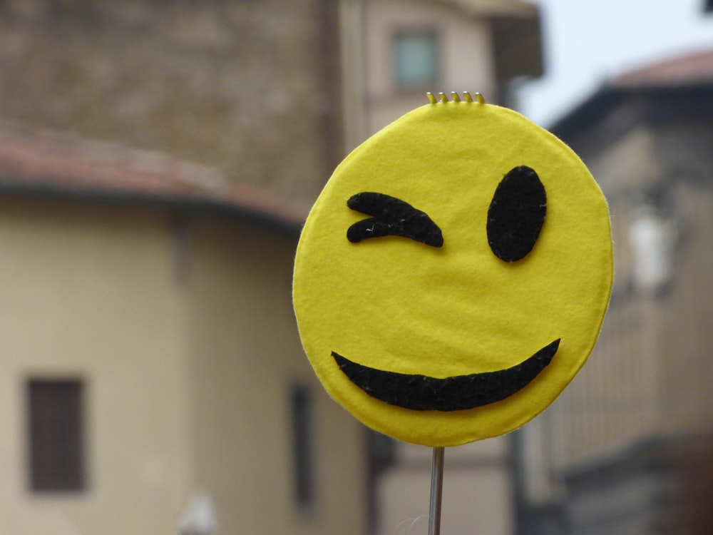 Fotografia de foco raso de emoji amarelo