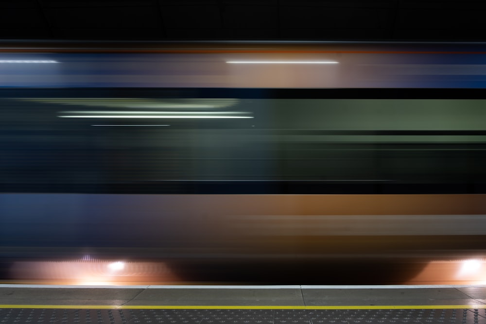 通り過ぎる電車のぼやけた写真