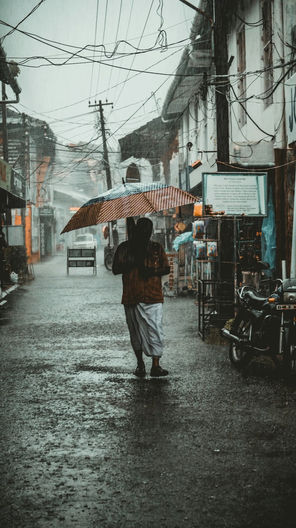 Frau mit Regenschirm im Regen