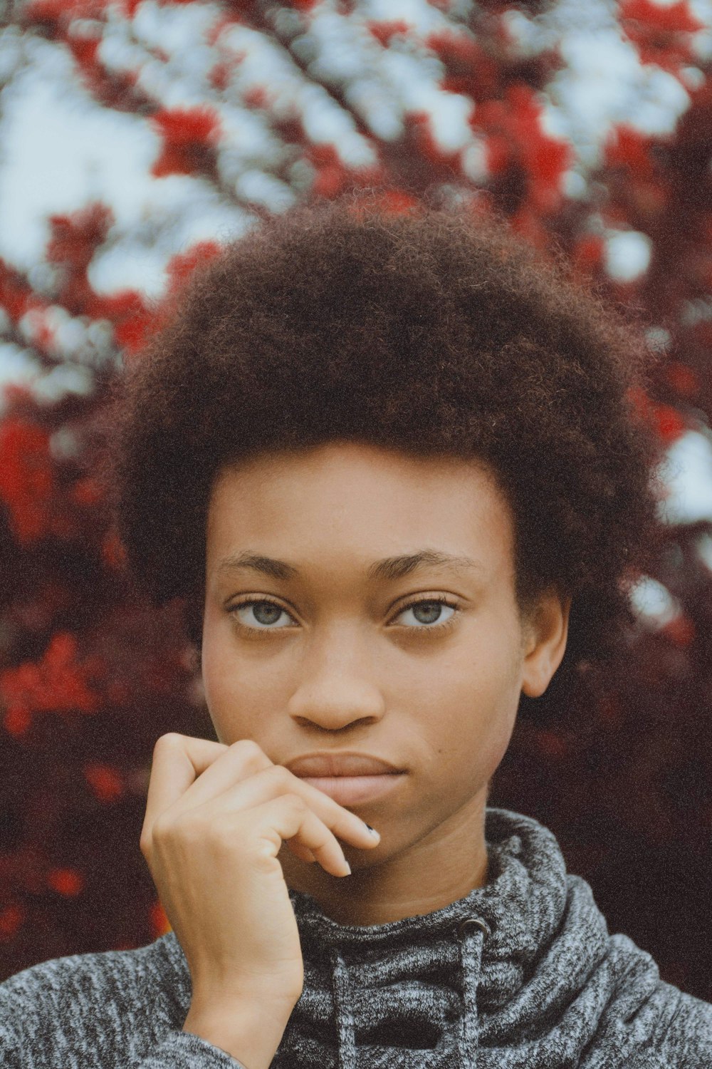 photographie en gros plan d’une femme mettant sa main sur sa bouche