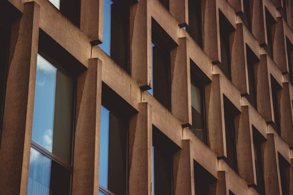 Foto do edifício de concreto marrom