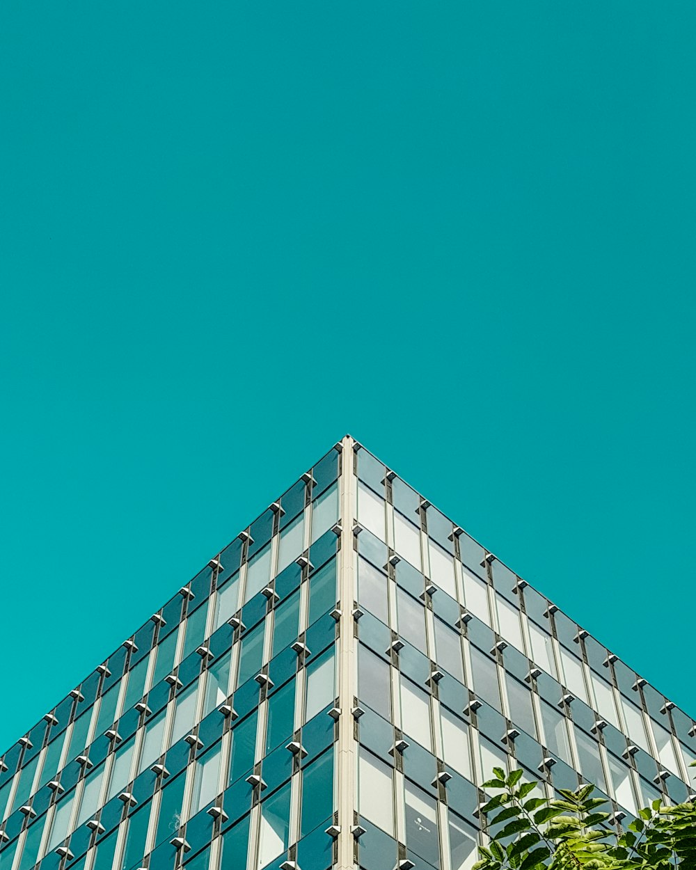 青緑色の空の下の灰色のコンクリートの建物