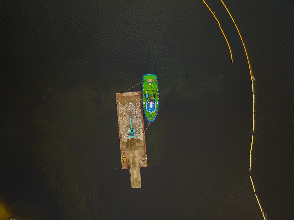 fotografia de areal do barco verde no corpo de água
