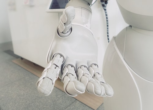 직장인이 AI 도구를 활용해 업무 효율을 높이는 모습