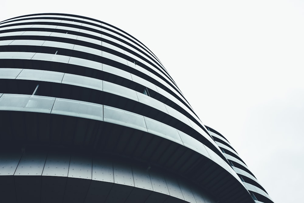 Edificio in calcestruzzo con vista formica sotto cielo sereno