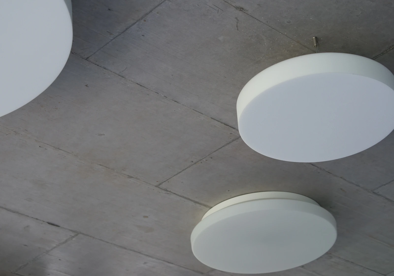 Plafond technique vu d’en dessous, avec des équipements circulaires