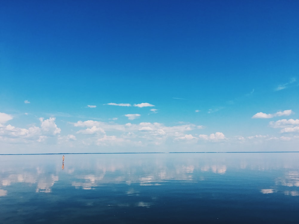 specchio d'acqua sotto il cielo blu