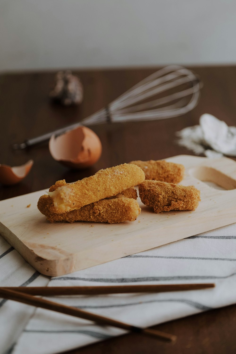 Croqueta frita na tábua de cortar