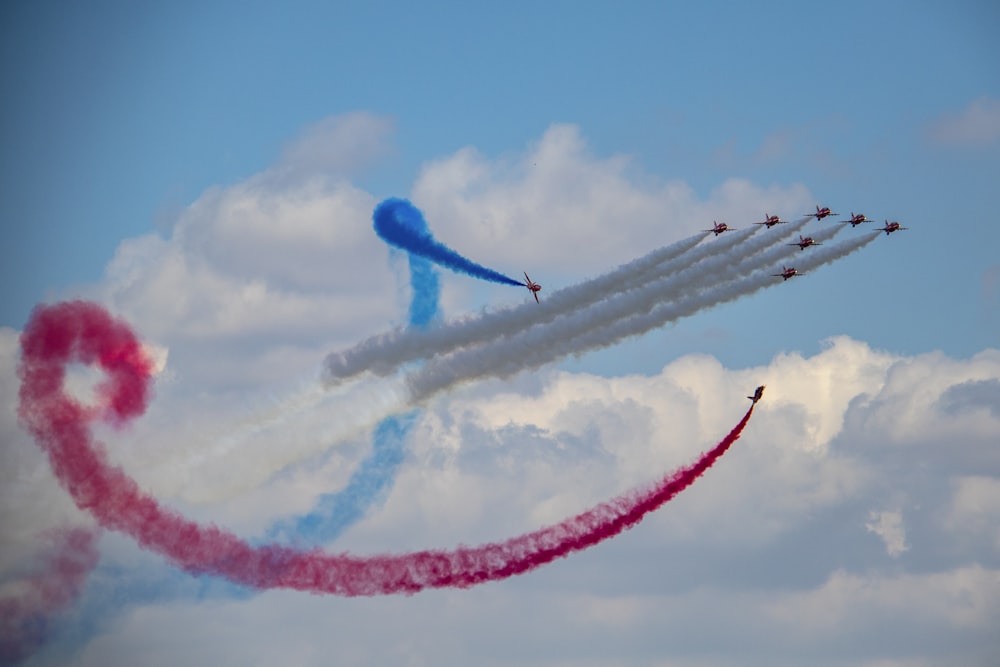 plusieurs avions de chasse faisant une exposition de fumée