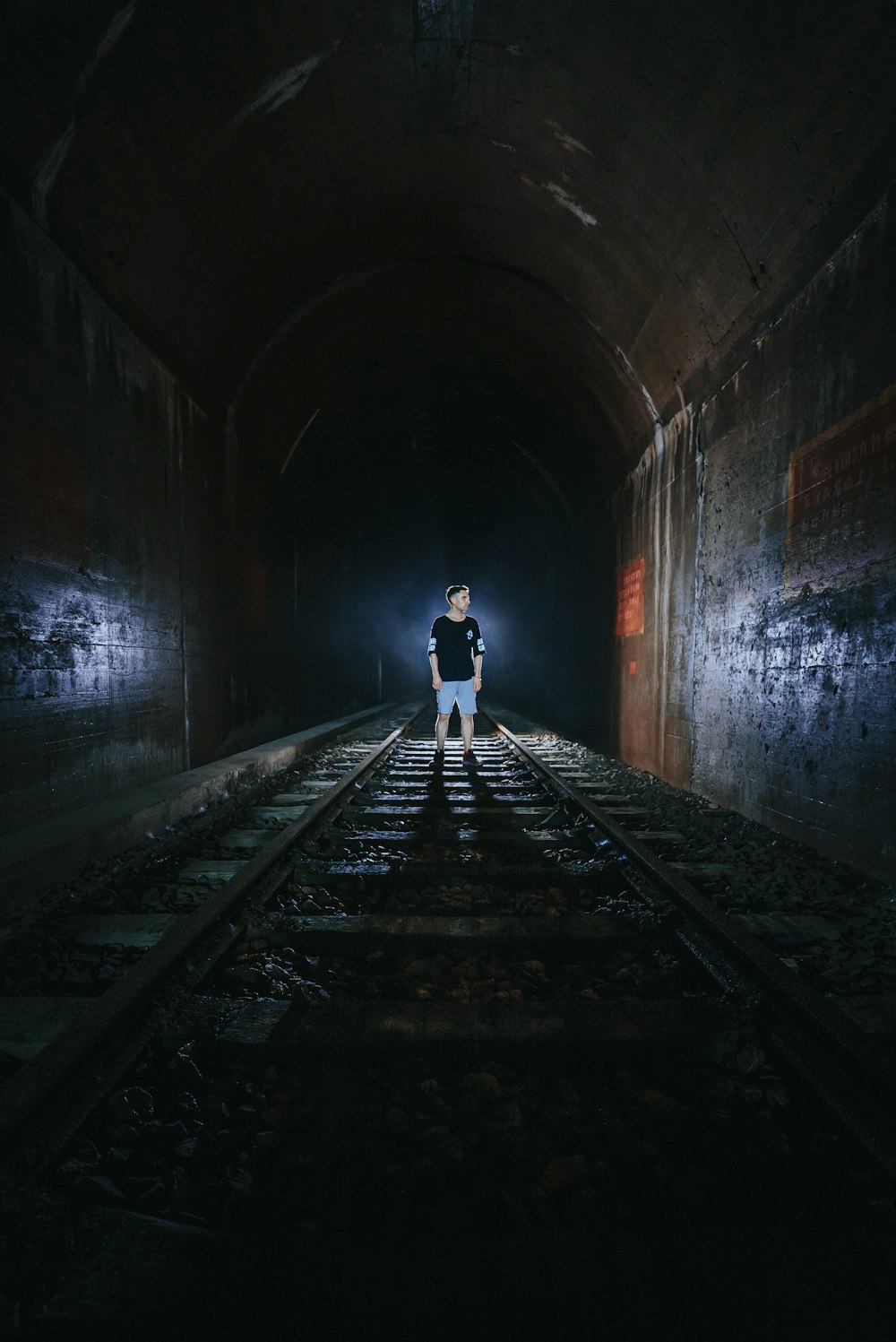 Homme debout sur le tunnel ferroviaire