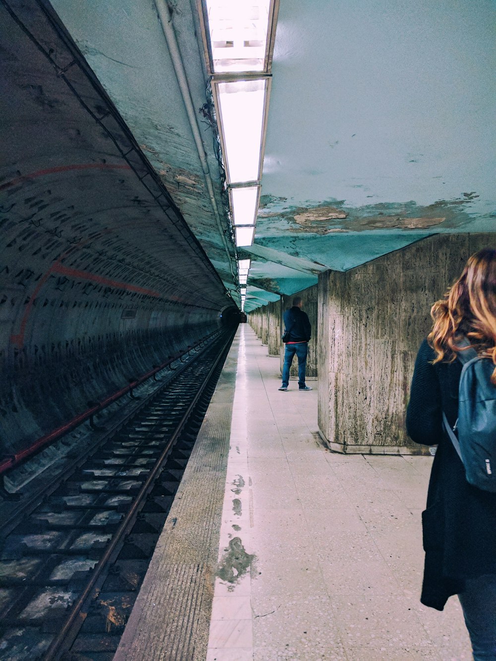 Hombre y mujer en la estación de tren