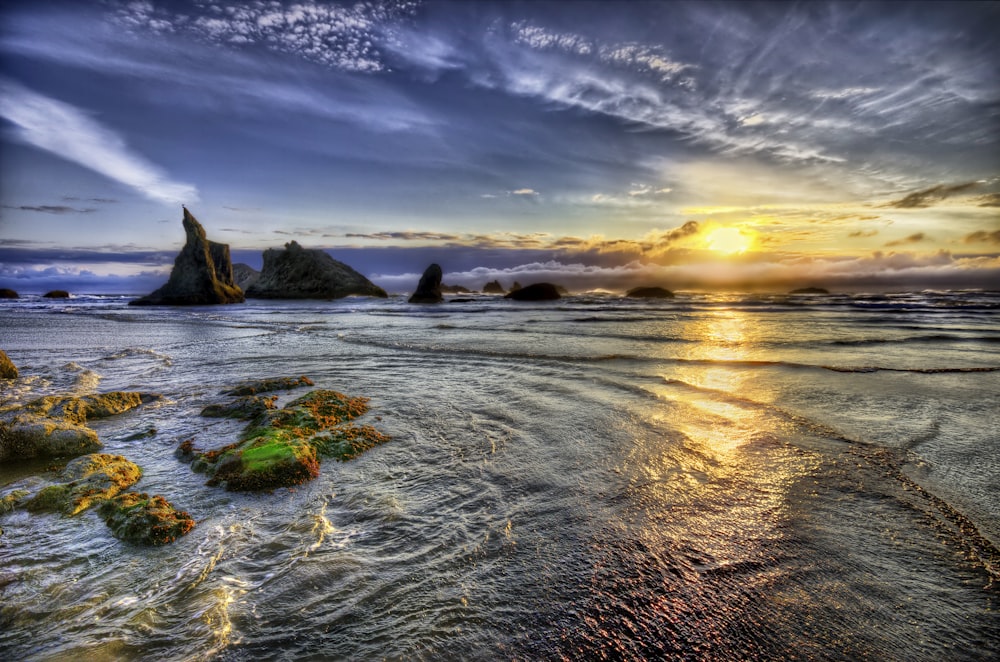 photo de paysage de l’océan pendant l’heure dorée