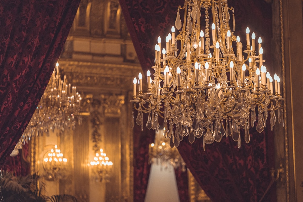 lustre en cristal allumé