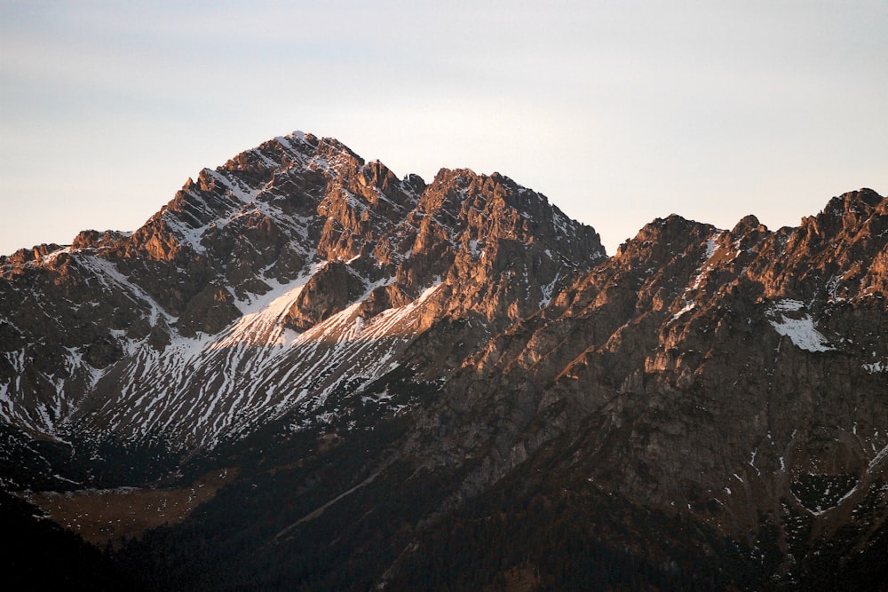 Fotografía de paisajes de montañas marrones y blancas