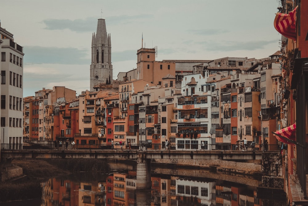 Edificios de gran altura rojos y marrones bajo el cielo blanco