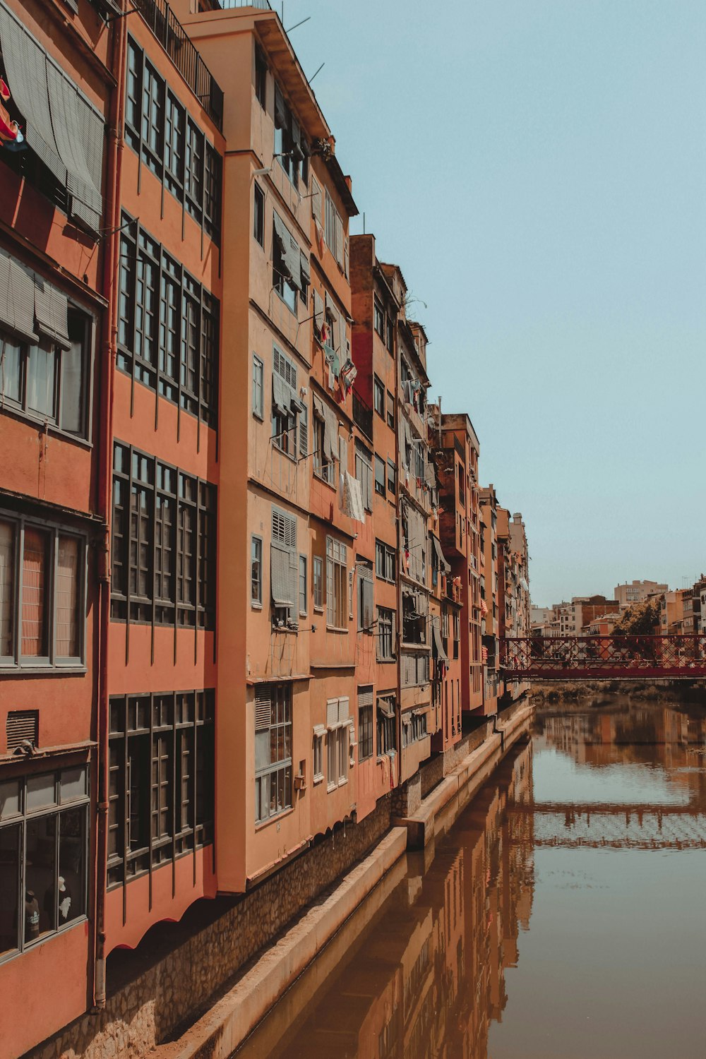 fotografia de paisagem do edifício perto do corpo de água