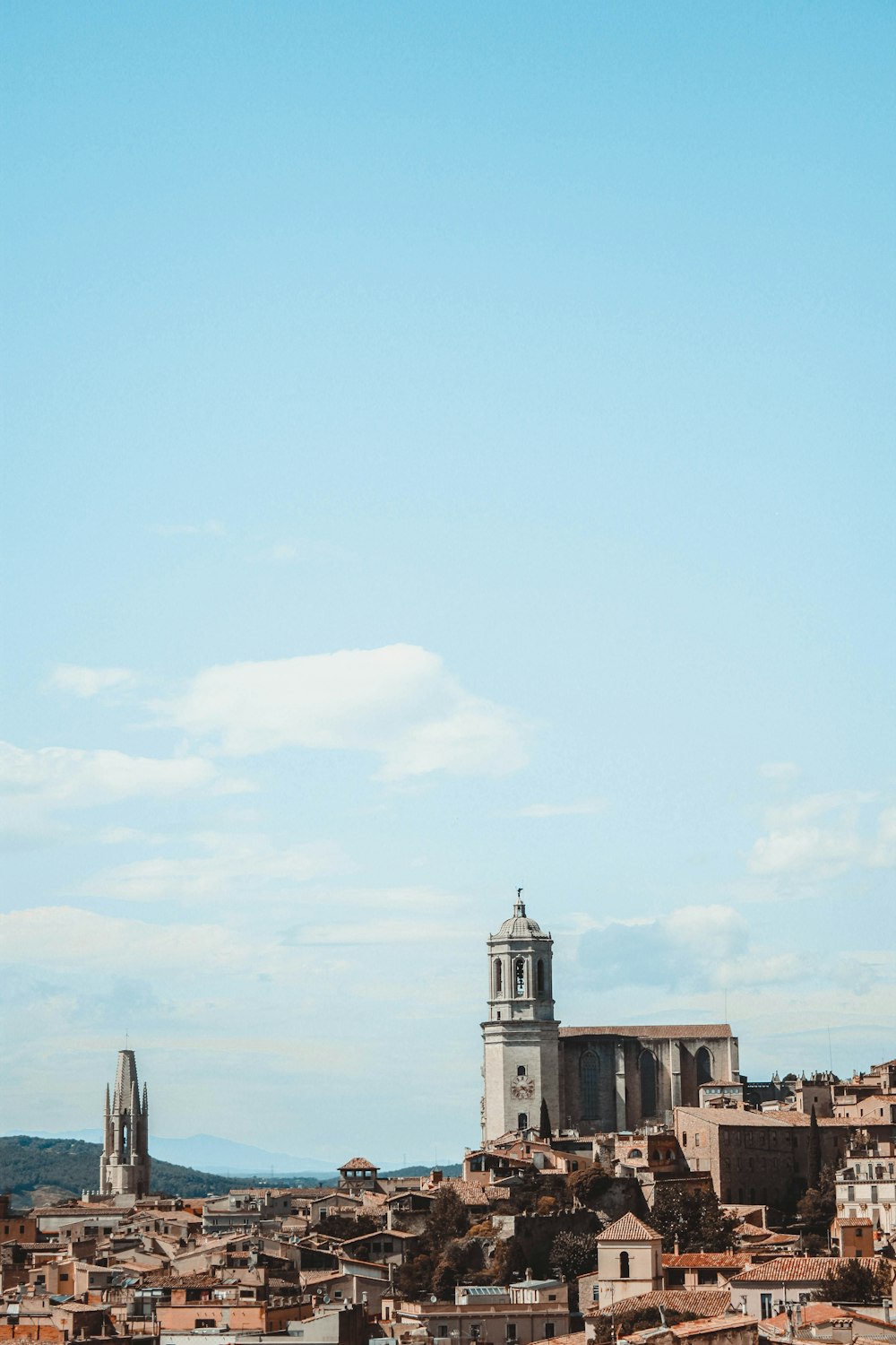 Casas e iglesia bajo el cielo azul