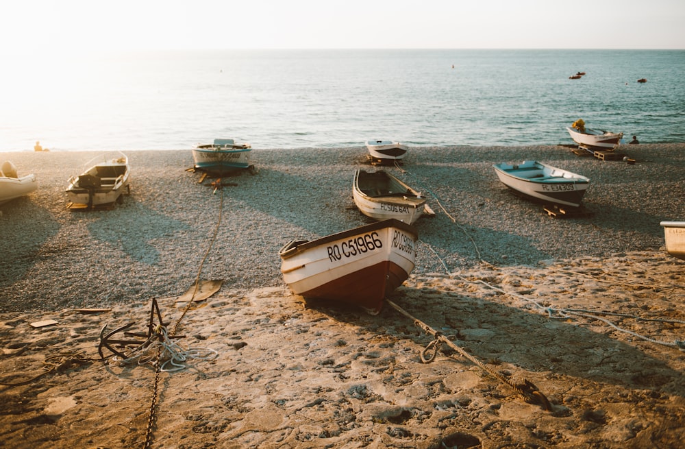 barcos colocados na costa