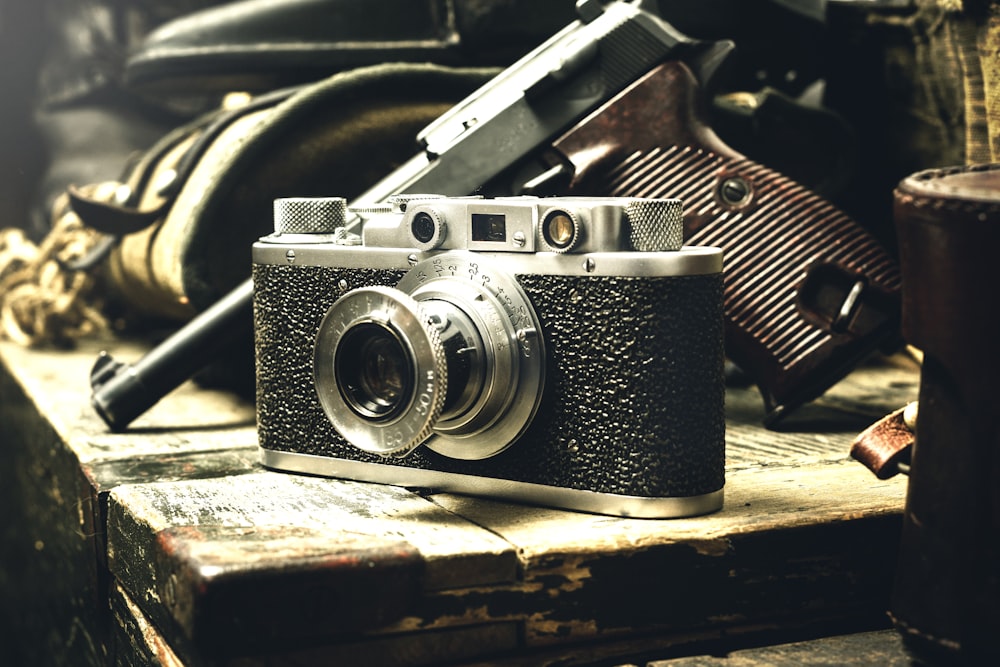 foto ravvicinata della macchina fotografica grigia e nera del ponte e della pistola