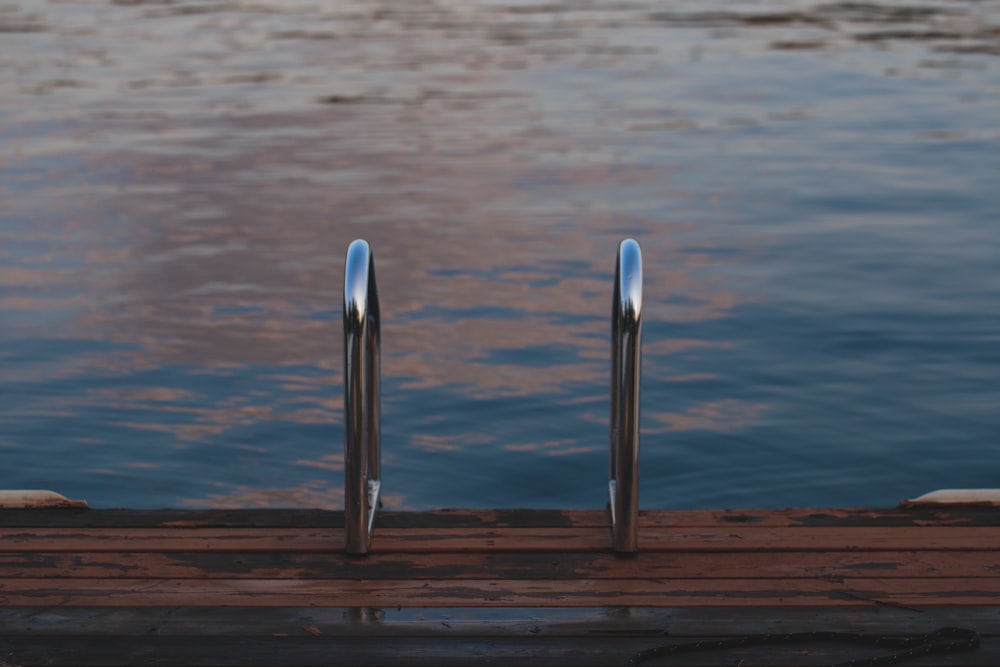 escalera de piscina gris