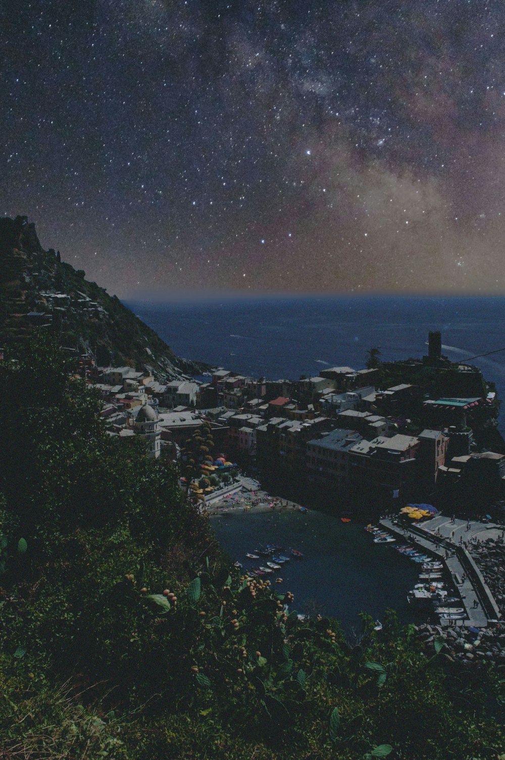 Vista a volo d'uccello dell'isola durante la notte