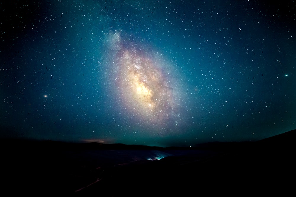 夜の星空に浮かぶ山々のシルエット