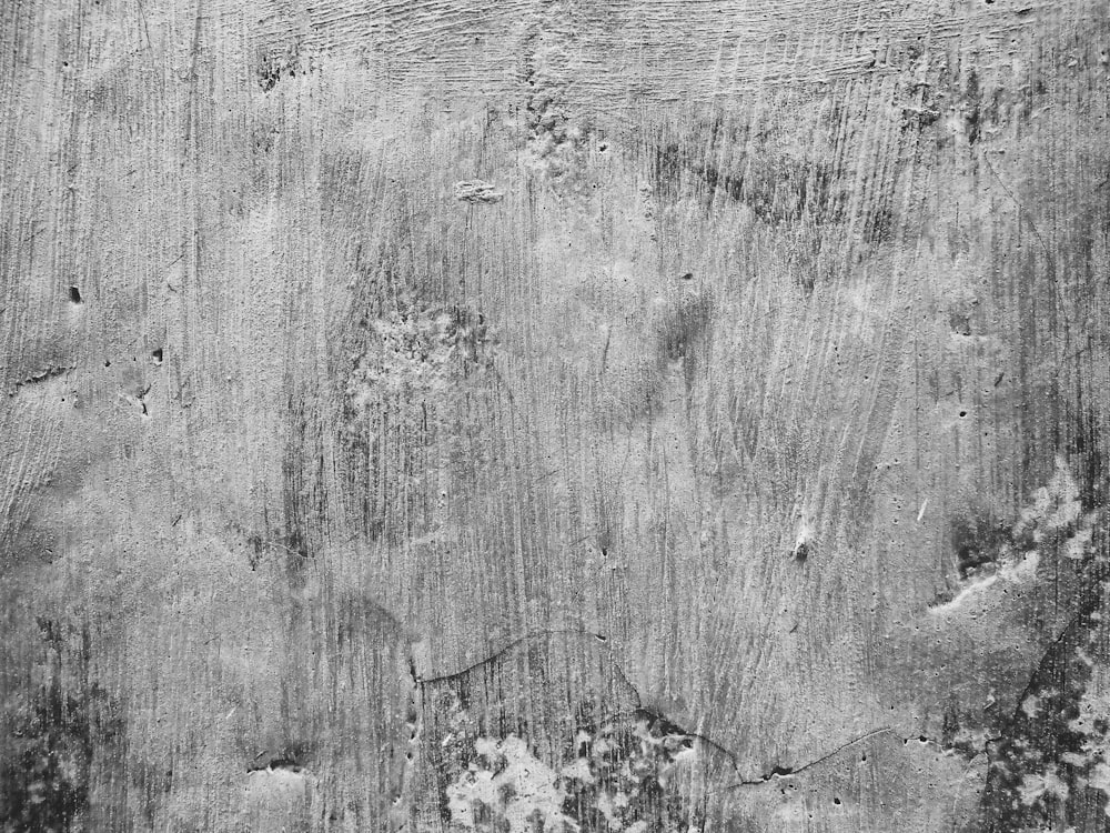 uma foto em preto e branco de uma superfície de madeira
