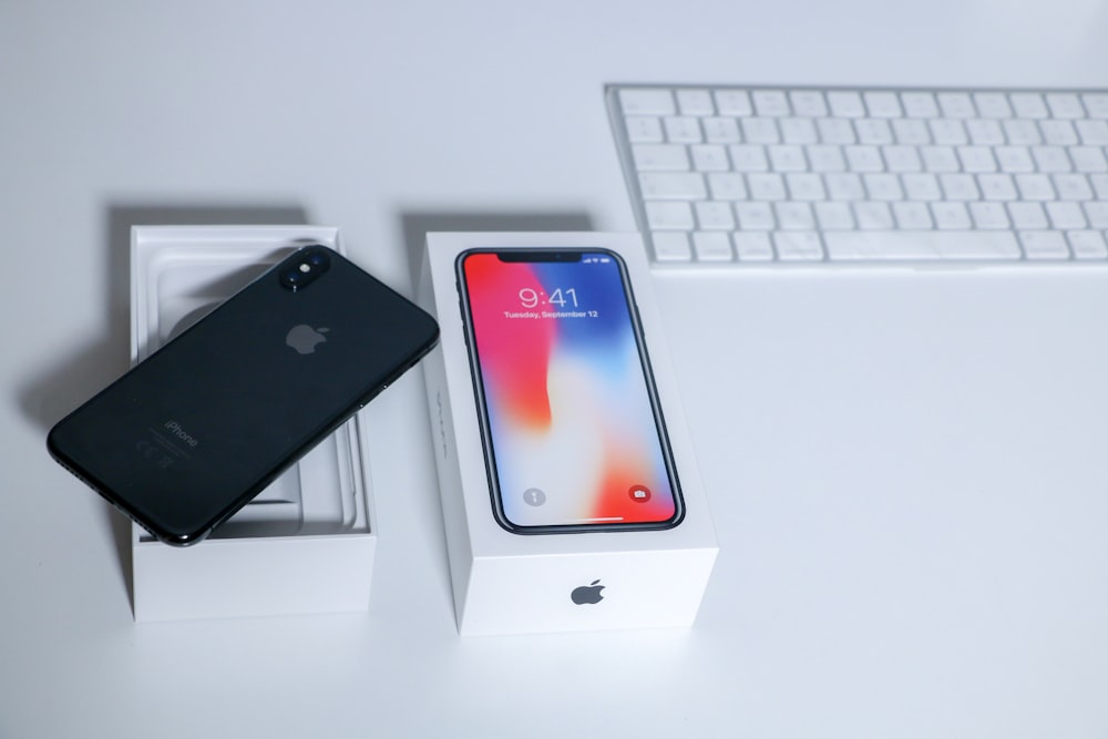 iPhone X gris sidéral sur la table à côté du clavier