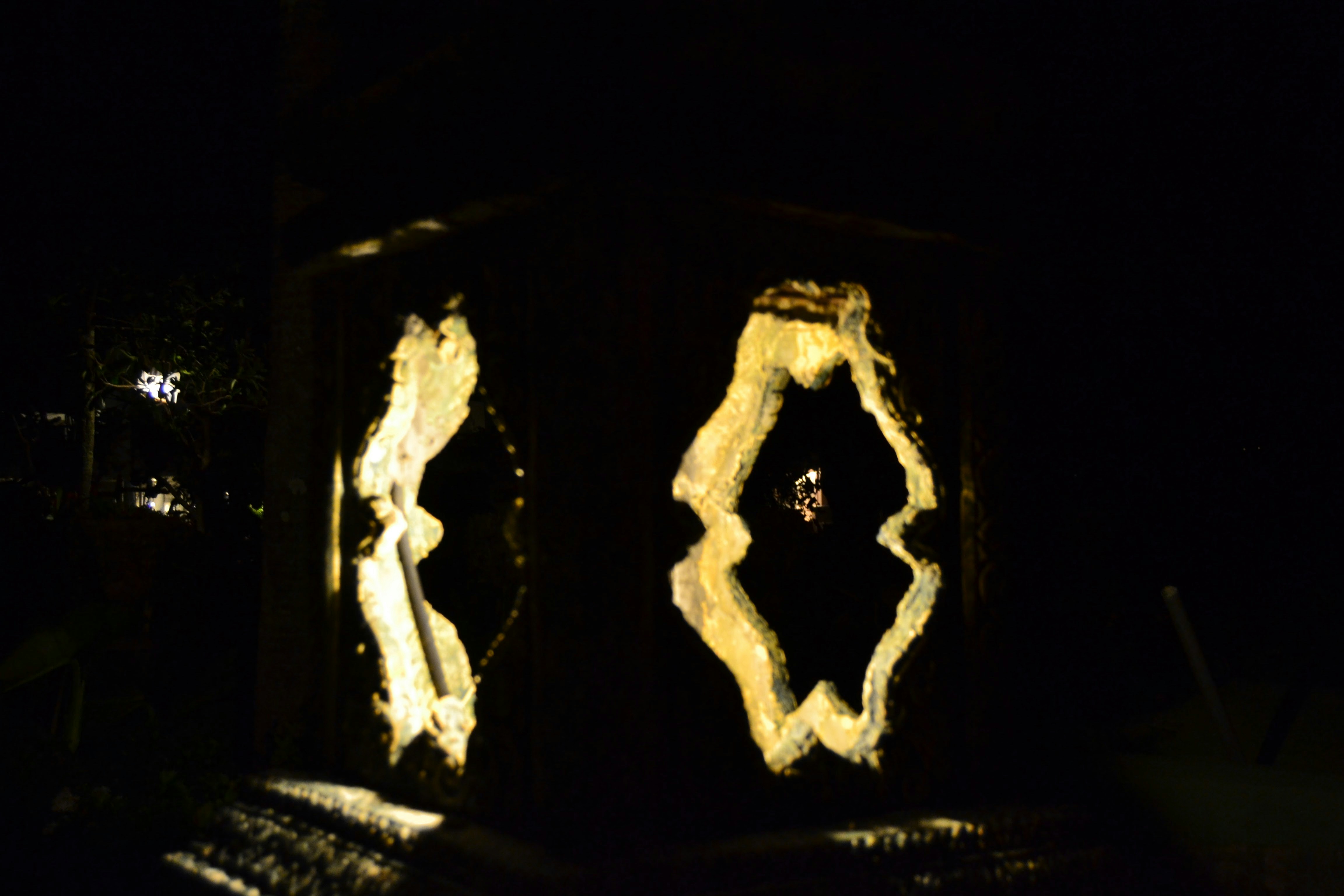 Lampe en bois gravé