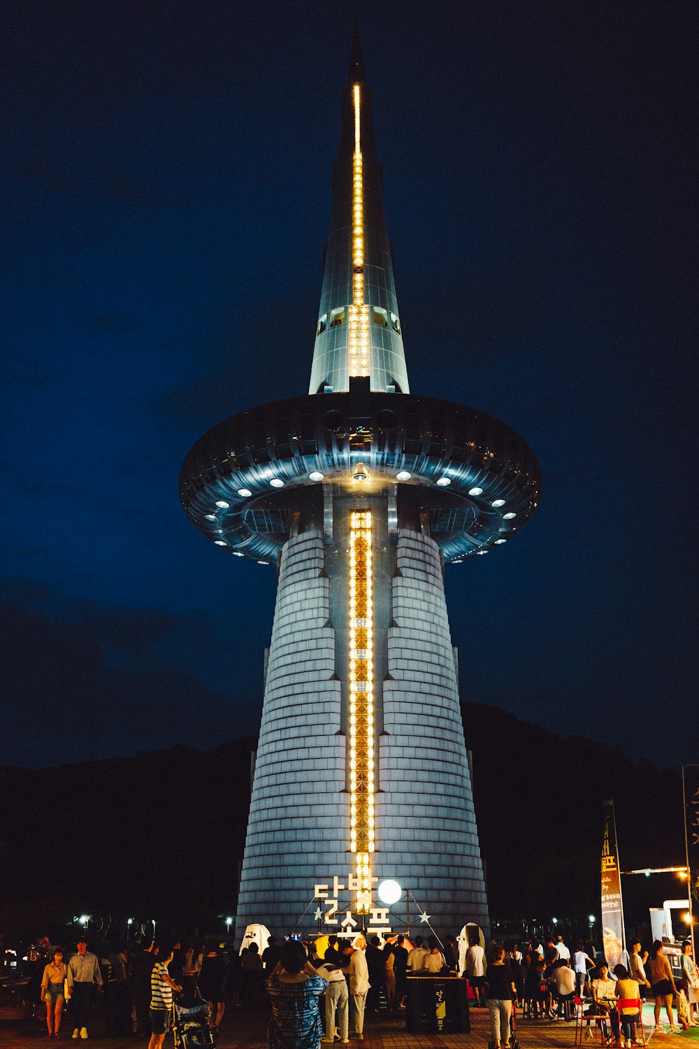 Bâtiment de la tour grise sur le ciel bleu