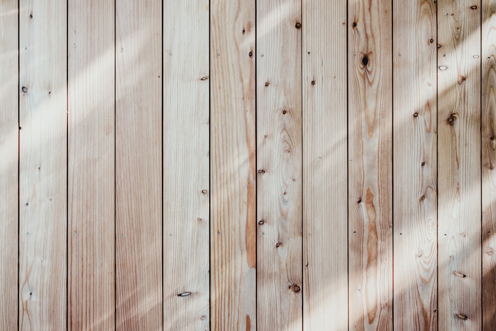 Un primer plano de una pared de madera con una luz que brilla sobre ella