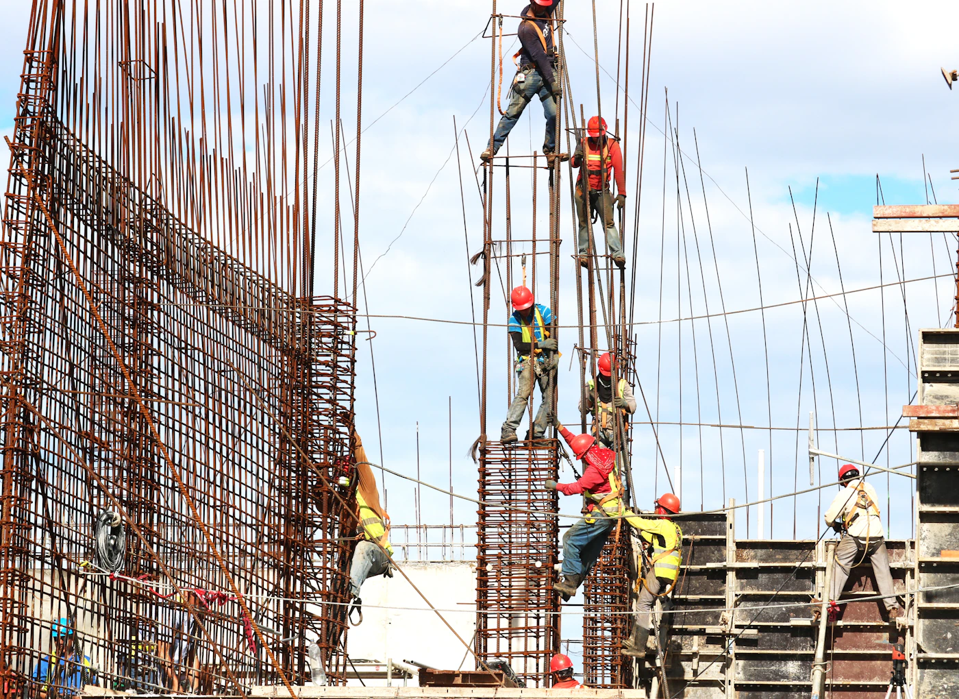 Équipe de chantier évaluant les travaux à réaliser