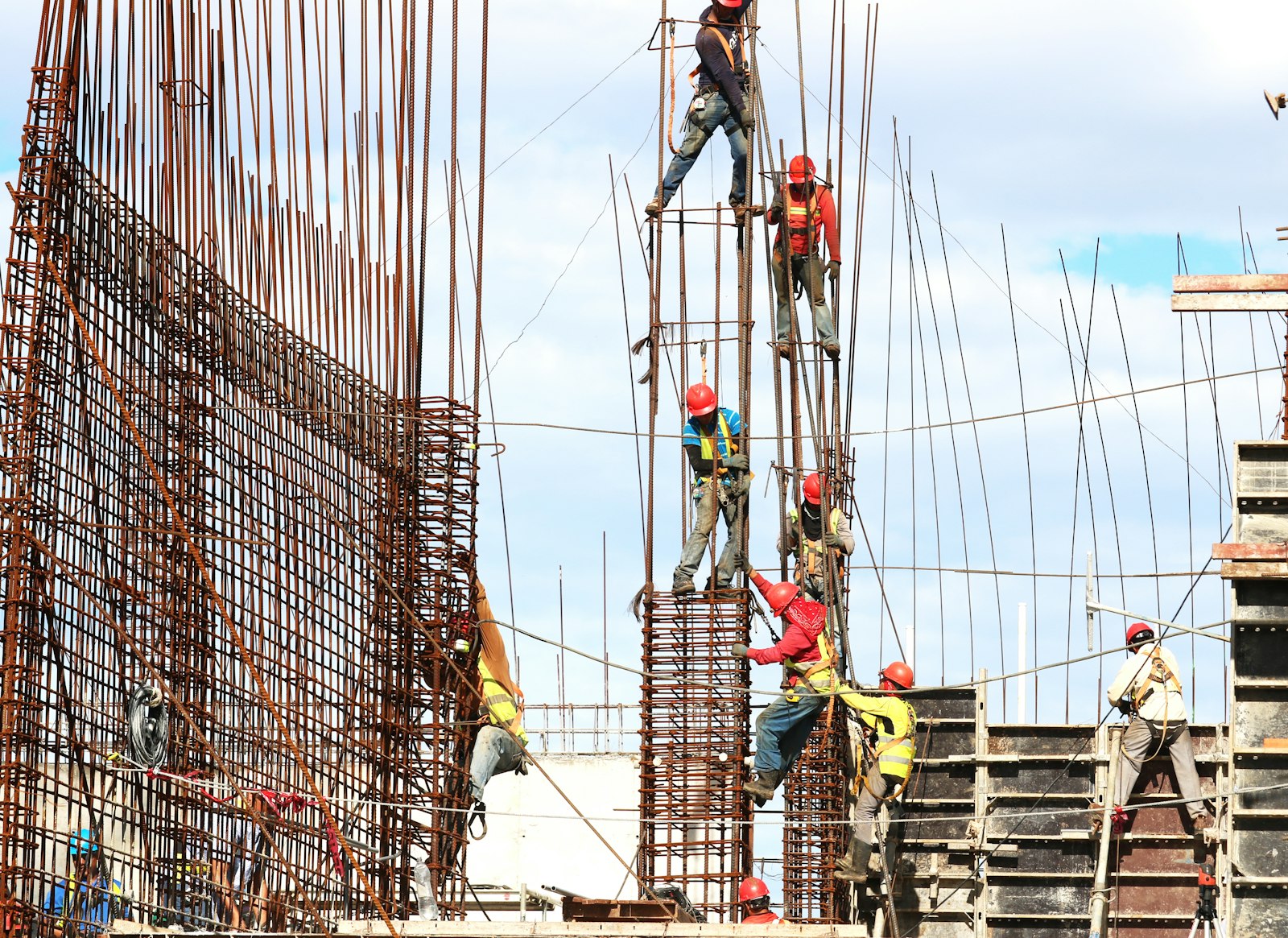 Equipe técnica de uma concreteira em reunião de planejamento de obra