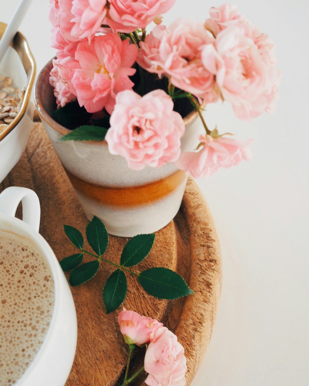 vaso de flores de pétalas cor-de-rosa