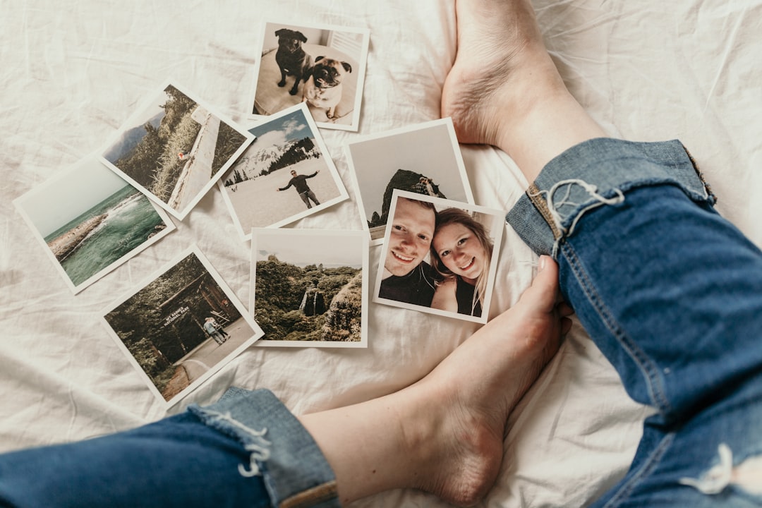 fotos de tbt de viagens e pessoas espalhadas pela cama