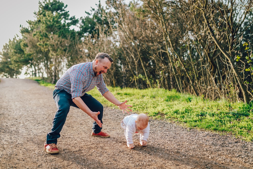 homme prenant l’enfant