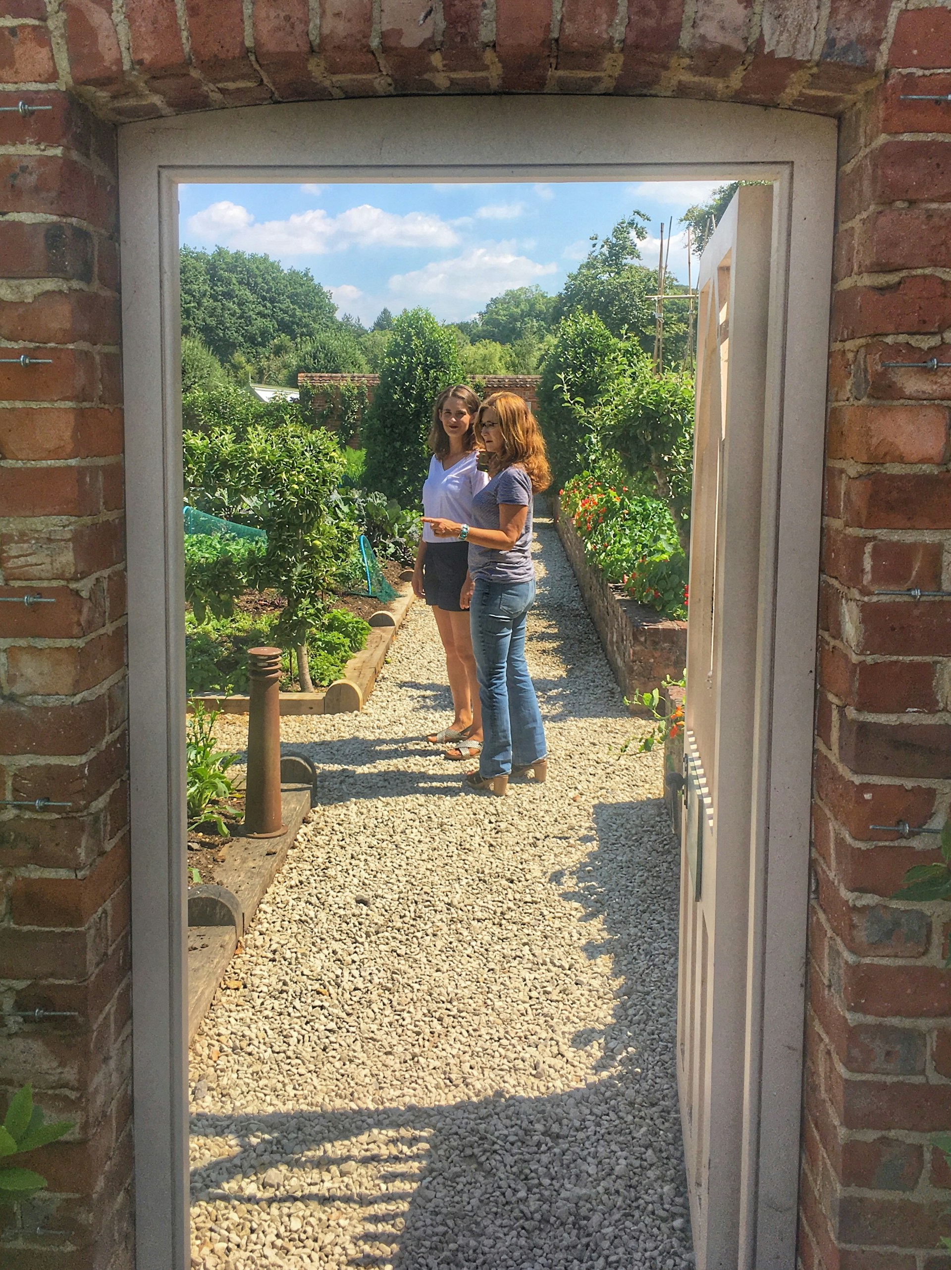 gray computer monitor