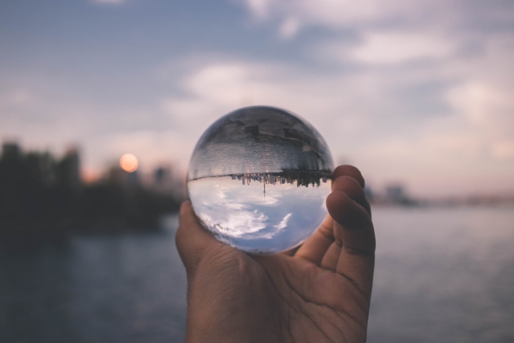 personne tenant une boule de cristal