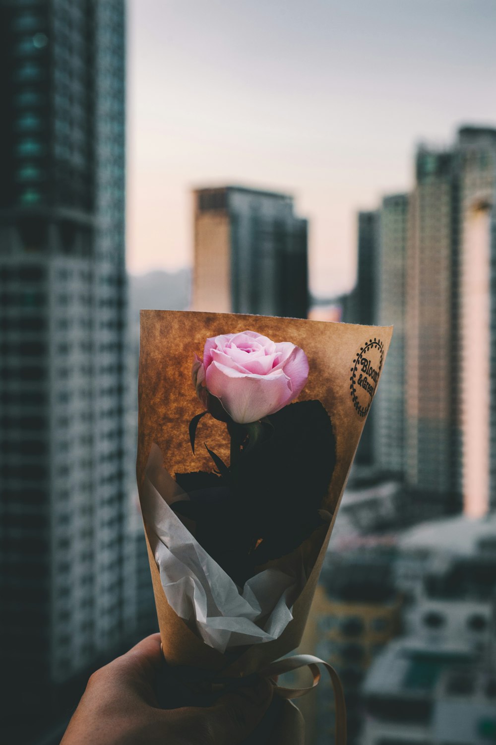 houder van een roze rozenboeket