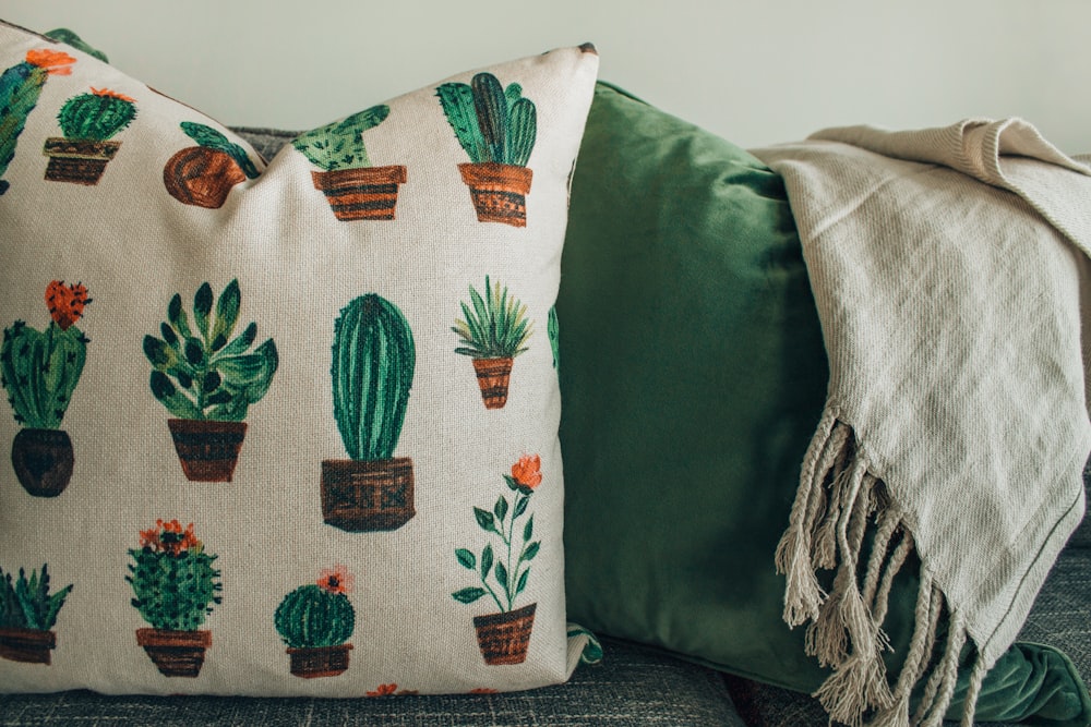 Coussins décoratifs imprimés de cactus sur la chaise