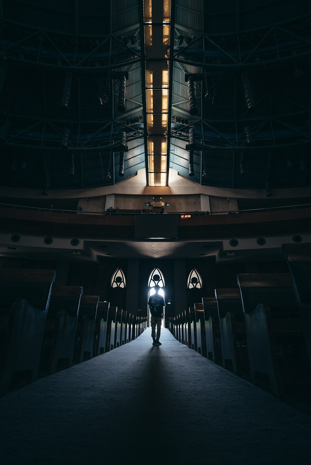 Mann steht mitten in der Kirche