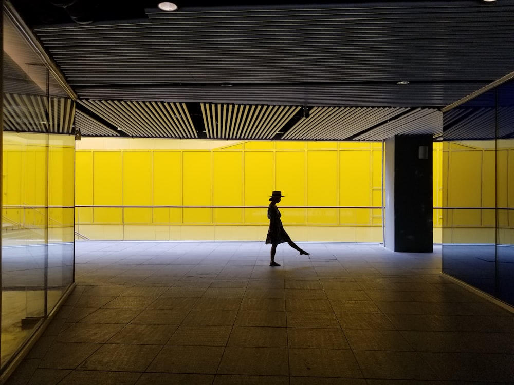 femme debout à l’intérieur du bâtiment