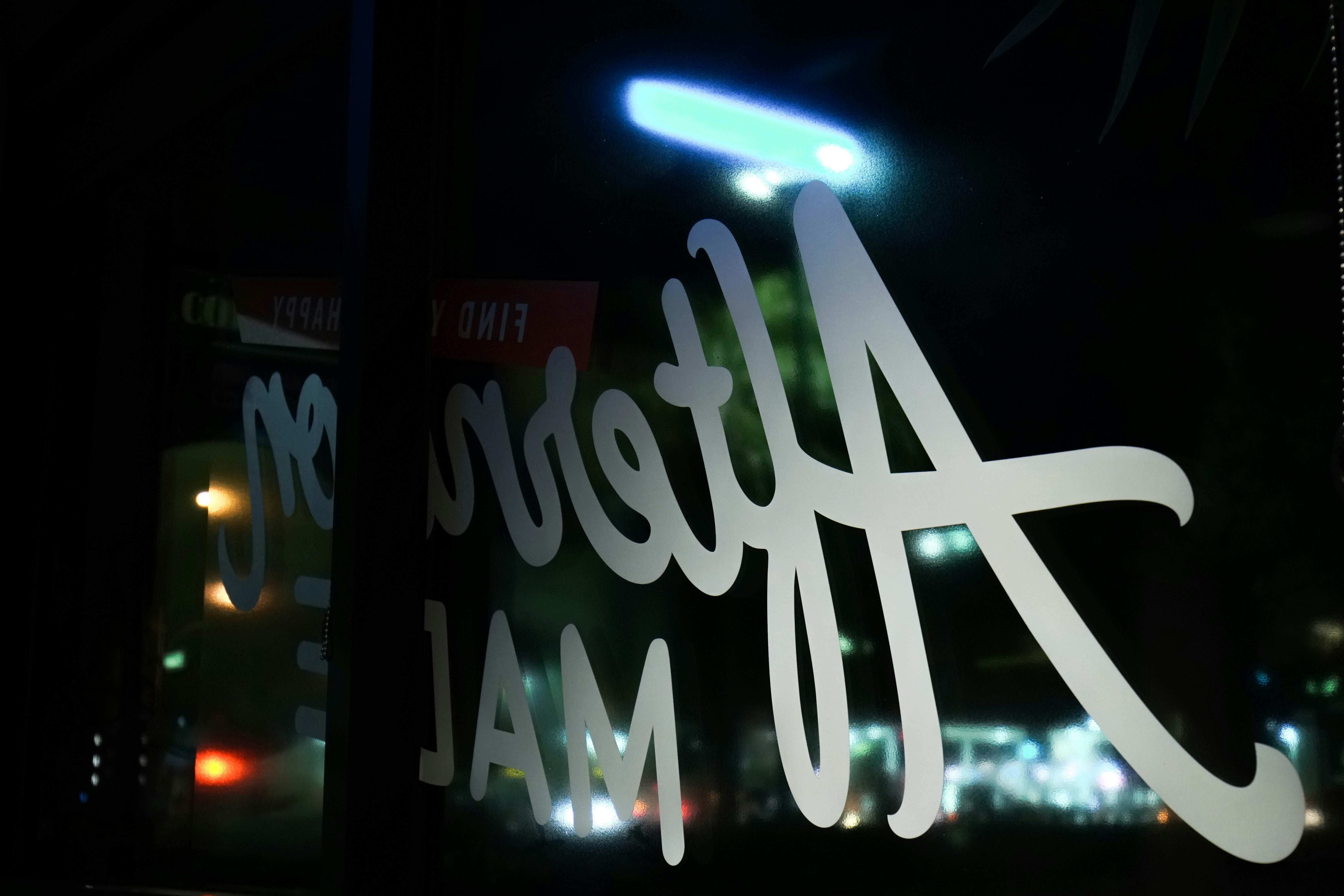 那一闪一闪的微光，华为充电灯背后的坚守与希望