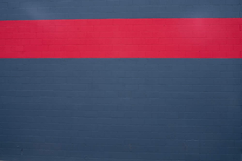 赤と青のタイル張りの壁