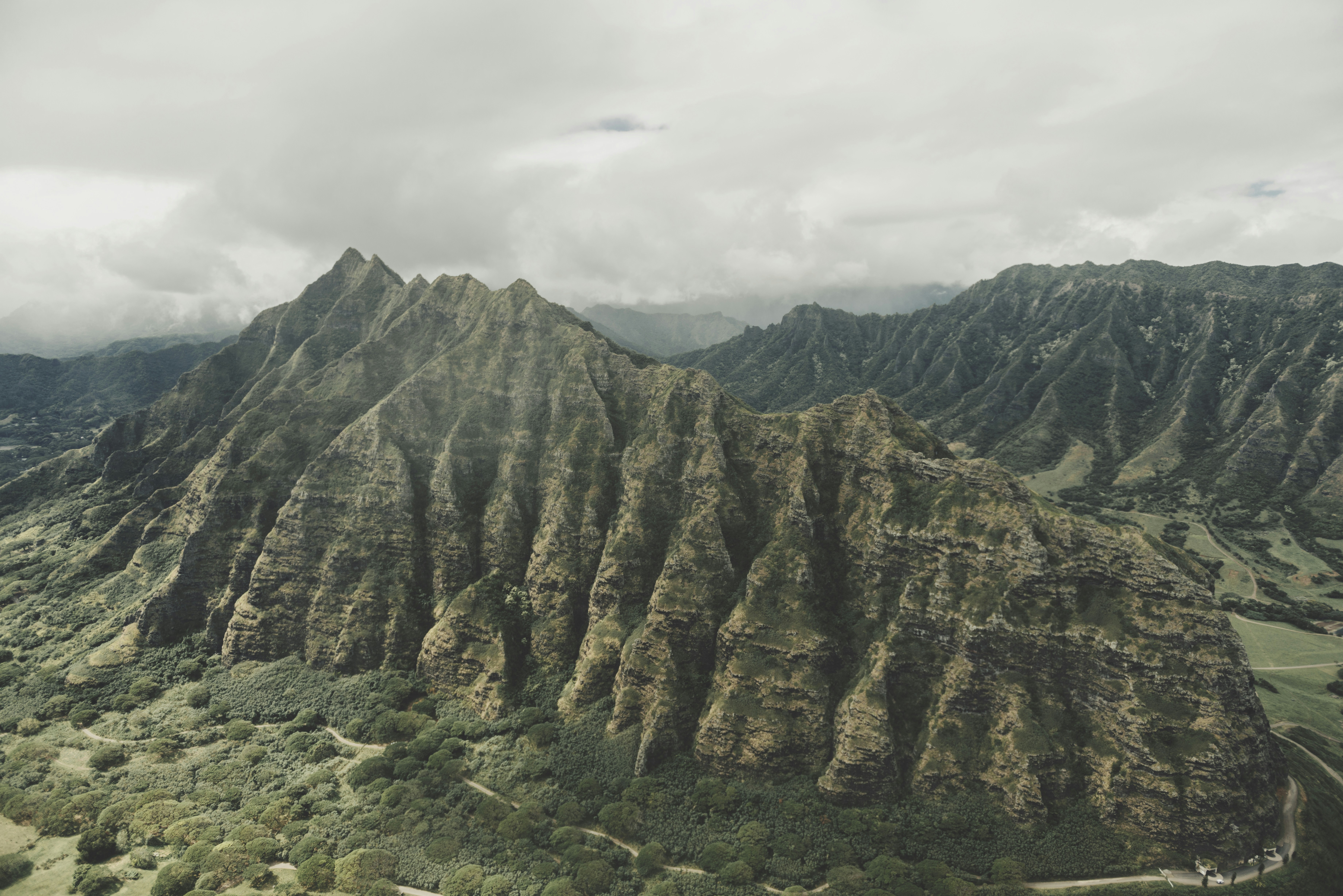 Montaña de roca bajo el cielo nublado