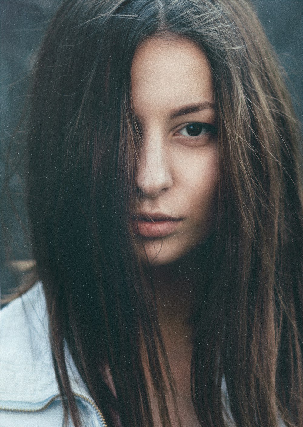 foto ravvicinata di donna che indossa giacca blu