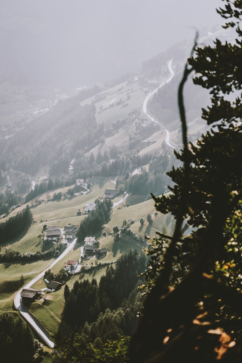 Photographie aérienne de la ville de montagne et de la route