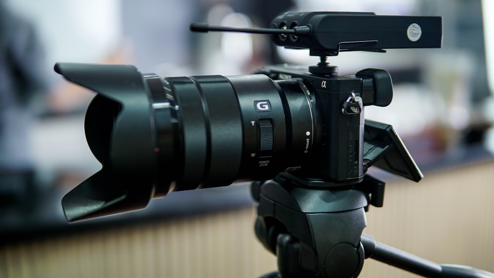 Selektive Fokusfotografie einer DSLR-Kamera auf einem Stativ